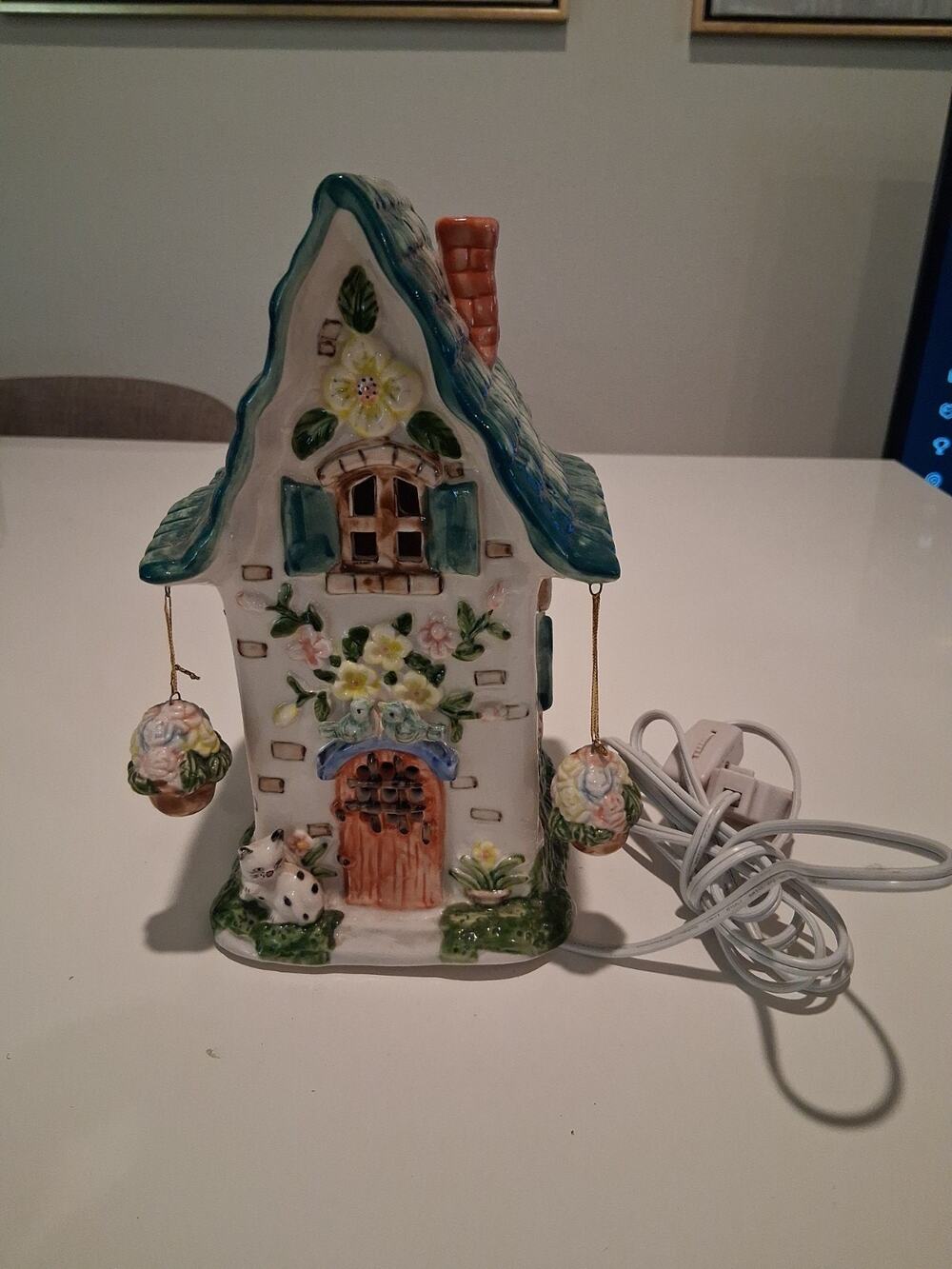 VTG c1990 Cottagecore Ceramic House Night Light Lamp Cat Hanging Flowers Works
